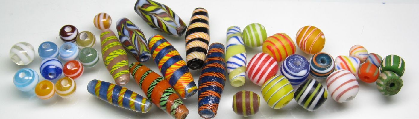 トンボ玉 GLASS BEADS ガラスのペンダント。A070-465 （トコ
