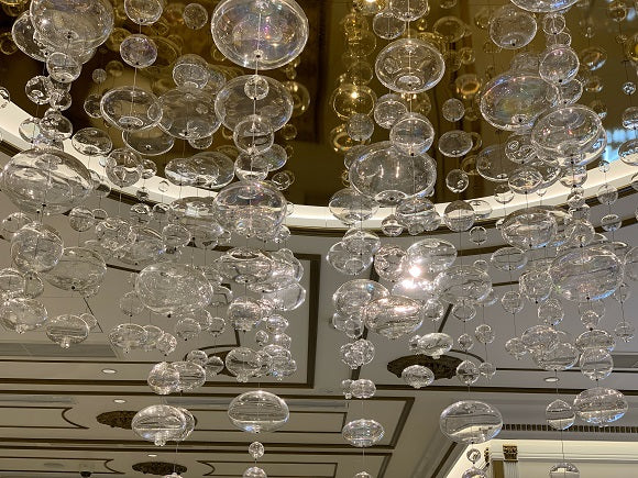 東京・銀座にオープンした「エンジェルシャンパン銀座店」の内装工事の施工会社からの依頼で弊店が納品した「湧き上がるシャンパンの泡」をイメージした大小400個以上の中空ガラスを使用した作品です。