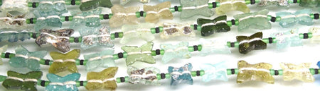 出土した薄い板状のガラス片を蝶のような形状にカットして中央に穴を開けたアフガニスタン産のローマングラスビーズです。アフガニスタンはローマ時代のシルクロードの要衝で、長い間土中に埋もれていた当時のガラス製品の破片が大量に出土します。