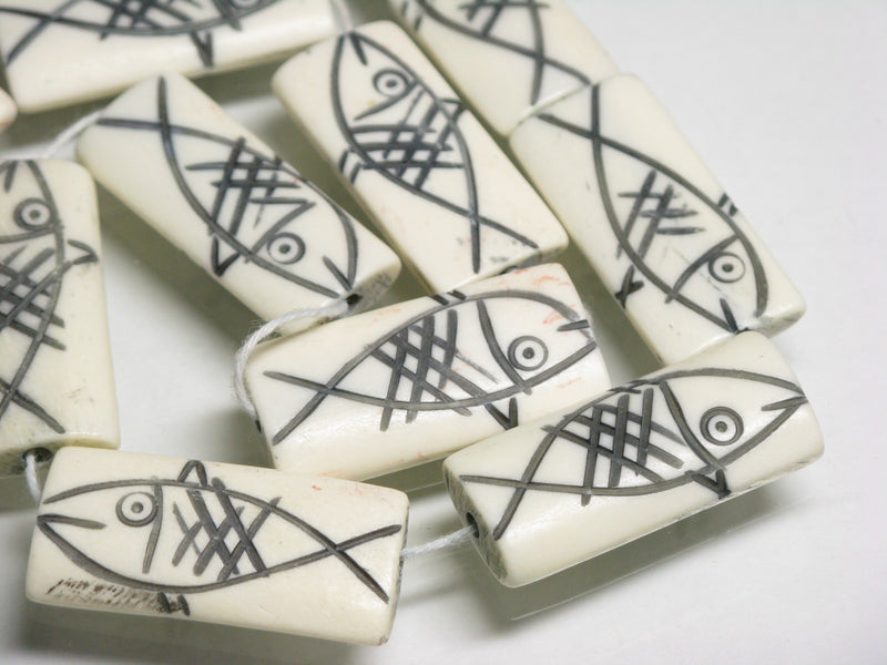 TOKO-BEADS AB200-85N Bone bead (Fish) (strand) 13~15mm AB200-85N ボーンビーズ（魚）（連） 13~15mm Asian bead & African bead  Handmade,Lampeork,bead,asia,india,ethnic,parts,accessory,beads とんぼ玉,ビーズ,トンボ玉,アジア,インド,エスニック,手作り,パーツ,アクセサリー