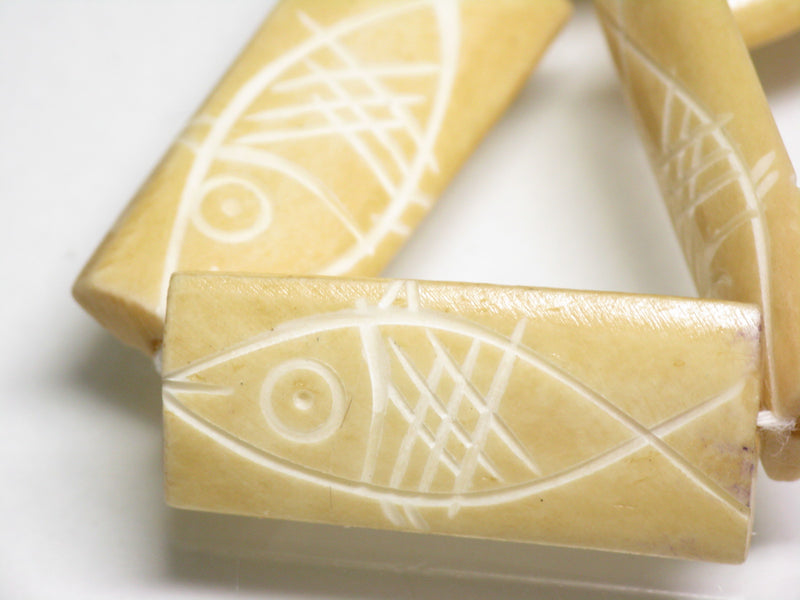 TOKO-BEADS AB200-86N Bone bead (Fish) (strand) 13~15mm AB200-86N ボーンビーズ（魚）（連） 13~15mm Asian bead & African bead  Handmade,Lampeork,bead,asia,india,ethnic,parts,accessory,beads とんぼ玉,ビーズ,トンボ玉,アジア,インド,エスニック,手作り,パーツ,アクセサリー