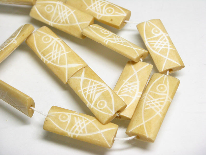 TOKO-BEADS AB200-86N Bone bead (Fish) (strand) 13~15mm AB200-86N ボーンビーズ（魚）（連） 13~15mm Asian bead & African bead  Handmade,Lampeork,bead,asia,india,ethnic,parts,accessory,beads とんぼ玉,ビーズ,トンボ玉,アジア,インド,エスニック,手作り,パーツ,アクセサリー