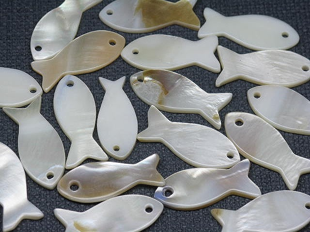TOKO-BEADS AB307-55 Shell Charm 22mm AB307-55 シェルチャーム（魚） 22mm Asian bead & African bead  Handmade,Lampeork,bead,asia,india,ethnic,parts,accessory,beads とんぼ玉,ビーズ,トンボ玉,アジア,インド,エスニック,手作り,パーツ,アクセサリー