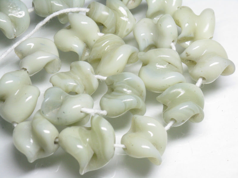 TOKO-BEADS AG087-32N Glass bead (strand) 15~17mm AG087-32N トゥイストビーズ（連） 15~17mm Asian bead & African bead  Handmade,Lampeork,bead,asia,india,ethnic,parts,accessory,beads とんぼ玉,ビーズ,トンボ玉,アジア,インド,エスニック,手作り,パーツ,アクセサリー
