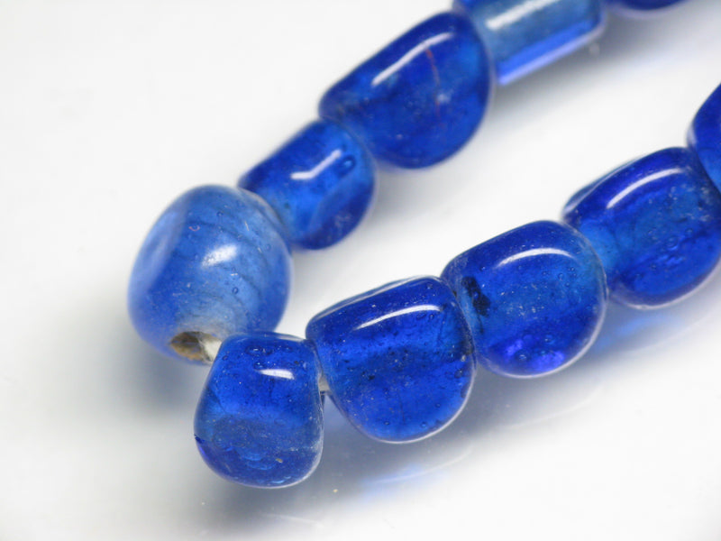 TOKO-BEADS AG614-01N Glass bead (strand) 7~8mm AG614-01N 三角とんぼ玉（連） 7~8mm Asian bead & African bead  Handmade,Lampeork,bead,asia,india,ethnic,parts,accessory,beads とんぼ玉,ビーズ,トンボ玉,アジア,インド,エスニック,手作り,パーツ,アクセサリー