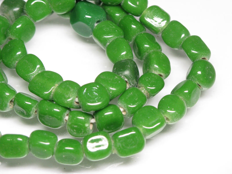 TOKO-BEADS AG614-07N Glass bead (strand) 7~8mm AG614-07N 三角とんぼ玉（連） 7~8mm Asian bead & African bead  Handmade,Lampeork,bead,asia,india,ethnic,parts,accessory,beads とんぼ玉,ビーズ,トンボ玉,アジア,インド,エスニック,手作り,パーツ,アクセサリー