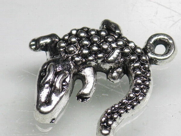 TOKO-BEADS CM188-06 Metal Charm 17mm CM188-06 メタルチャーム（ワニ） 17mm Asian bead & African bead  Handmade,Lampeork,bead,asia,india,ethnic,parts,accessory,beads とんぼ玉,ビーズ,トンボ玉,アジア,インド,エスニック,手作り,パーツ,アクセサリー
