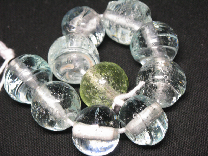 TOKO-BEADS KG006N-04 Kenya Recycled Glass bead (Strand) 19~20mm KG006N-04 ケニアリサイクルガラスビーズ（連） 19~20mm Asian bead & African bead  Handmade,Lampeork,bead,asia,india,ethnic,parts,accessory,beads とんぼ玉,ビーズ,トンボ玉,アジア,インド,エスニック,手作り,パーツ,アクセサリー