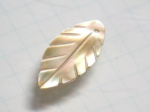 TOKO-BEADS PB005-51 Shell Charm 22mm PB005-51 シェルチャーム（葉） 22mm Asian bead & African bead  Handmade,Lampeork,bead,asia,india,ethnic,parts,accessory,beads とんぼ玉,ビーズ,トンボ玉,アジア,インド,エスニック,手作り,パーツ,アクセサリー