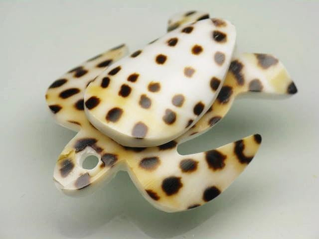 TOKO-BEADS PB005-52 Shell Charm 34~36mm PB005-52 シェルチャーム（カメ） 34~36mm Asian bead & African bead  Handmade,Lampeork,bead,asia,india,ethnic,parts,accessory,beads とんぼ玉,ビーズ,トンボ玉,アジア,インド,エスニック,手作り,パーツ,アクセサリー