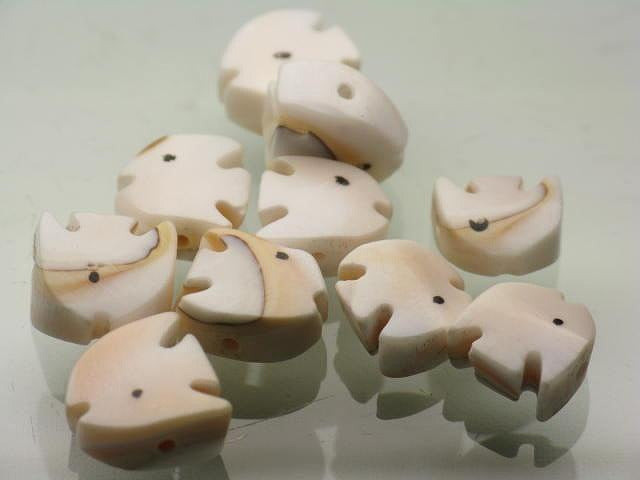 TOKO-BEADS PB007P-51 Shell Charm Fish (10pcs)  8.5~10mm PB007P-51 シェルチャーム（魚10個パック）  8.5~10mm Asian bead & African bead  Handmade,Lampeork,bead,asia,india,ethnic,parts,accessory,beads とんぼ玉,ビーズ,トンボ玉,アジア,インド,エスニック,手作り,パーツ,アクセサリー