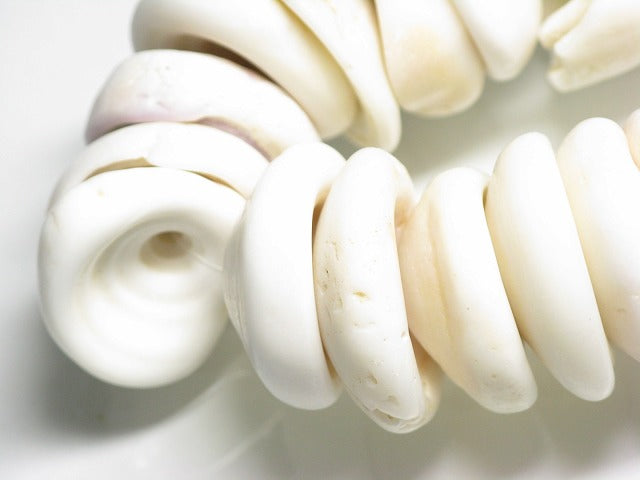 TOKO-BEADS PB014-26 Puka-Shell (strand) 22~26mm PB014-26 プカシェル（連） 22~26mm Asian bead & African bead  Handmade,Lampeork,bead,asia,india,ethnic,parts,accessory,beads とんぼ玉,ビーズ,トンボ玉,アジア,インド,エスニック,手作り,パーツ,アクセサリー