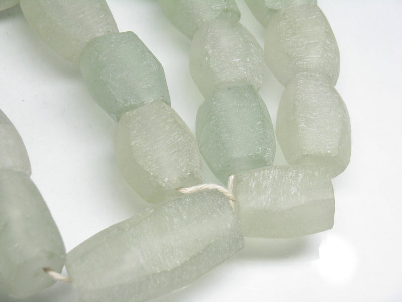 TOKO-BEADS RC201N-20 Recycled glass bead (strand) 13~17mm RC201N-20 リサイクルガラスビーズ（連） 13~17mmLoose Kazuri カズリビーズ Asian bead & African bead  Handmade,Lampeork,bead,asia,india,ethnic,parts,accessory,beads とんぼ玉,ビーズ,トンボ玉,アジア,インド,エスニック,手作り,パーツ,アクセサリー