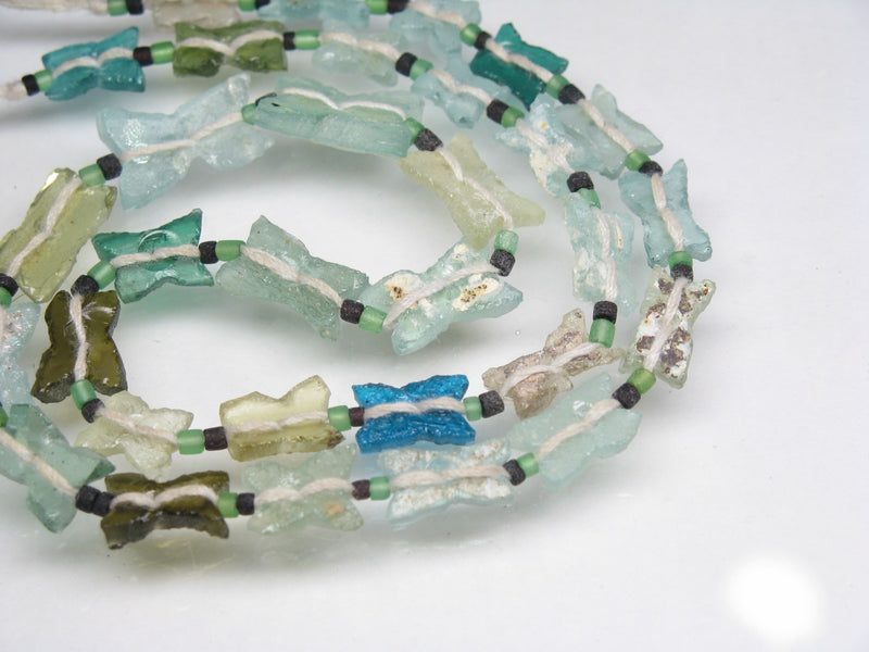 TOKO-BEADS RG101N-01 Roman glass (butterfly cut) (strand) 6~9mm RG101N-01 ローマングラス(バタフライカット)（連） 6~9mmLoose Kazuri カズリビーズ Asian bead & African bead  Handmade,Lampeork,bead,asia,india,ethnic,parts,accessory,beads とんぼ玉,ビーズ,トンボ玉,アジア,インド,エスニック,手作り,パーツ,アクセサリー