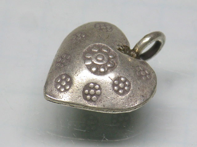 TOKO-BEADS SV401-59 Karen Silver Charm 17mm SV401-59 カレンシルバーチャーム 17mm Asian bead & African bead  Handmade,Lampeork,bead,asia,india,ethnic,parts,accessory,beads とんぼ玉,ビーズ,トンボ玉,アジア,インド,エスニック,手作り,パーツ,アクセサリー