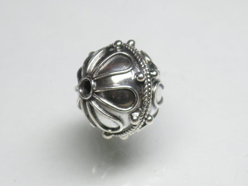 TOKO-BEADS SV605-01S Sterling silver 925 bead 12.5mm SV605-01S スターリングシルバービーズ 12.5mm Asian bead & African bead  Handmade,Lampeork,bead,asia,india,ethnic,parts,accessory,beads とんぼ玉,ビーズ,トンボ玉,アジア,インド,エスニック,手作り,パーツ,アクセサリー