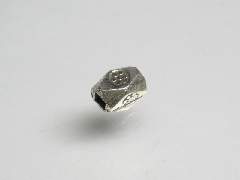 TOKO-BEADS SV702-04 Karen Silver bead 4mm SV702-04 カレンシルバービーズ 4mm Asian bead & African bead  Handmade,Lampeork,bead,asia,india,ethnic,parts,accessory,beads とんぼ玉,ビーズ,トンボ玉,アジア,インド,エスニック,手作り,パーツ,アクセサリー