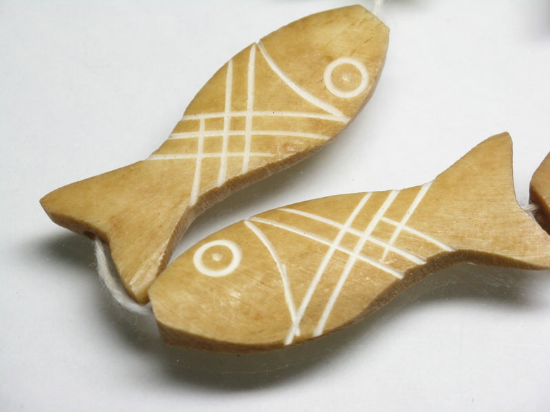 TOKO-BEADS AB200-43N Bone bead (Fish) (strand) 13~17mm AB200-43N ボーンビーズ（魚）（連） 13~17mm Asian bead & African bead  Handmade,Lampeork,bead,asia,india,ethnic,parts,accessory,beads とんぼ玉,ビーズ,トンボ玉,アジア,インド,エスニック,手作り,パーツ,アクセサリー