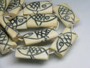 TOKO-BEADS AB200-81N Bone bead (Fish) (strand) 13.5~14.5mm AB200-81N ボーンビーズ（魚）（連） 13.5~14.5mm Asian bead & African bead  Handmade,Lampeork,bead,asia,india,ethnic,parts,accessory,beads とんぼ玉,ビーズ,トンボ玉,アジア,インド,エスニック,手作り,パーツ,アクセサリー