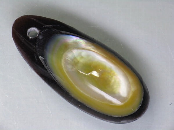 TOKO-BEADS AB303-17 Shell Charm 33mm AB303-17 アコヤ貝チャーム 33mm Asian bead & African bead  Handmade,Lampeork,bead,asia,india,ethnic,parts,accessory,beads とんぼ玉,ビーズ,トンボ玉,アジア,インド,エスニック,手作り,パーツ,アクセサリー