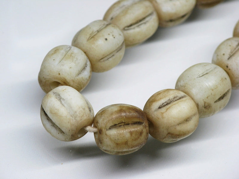 TOKO-BEADS AG026N-01 Glass bead (55pcs/strand) 9~10mm AG026N-01 ナツメ型ビーズ（55個/連） 9~10mm Asian bead & African bead  Handmade,Lampeork,bead,asia,india,ethnic,parts,accessory,beads とんぼ玉,ビーズ,トンボ玉,アジア,インド,エスニック,手作り,パーツ,アクセサリー