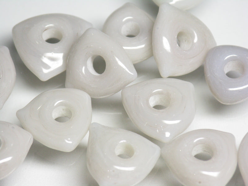 TOKO-BEADS AG039-03P Triangle bead (50pcs) 10~12mm AG039-03P トライアングルビーズ（50個パック） 10~12mm Asian bead & African bead  Handmade,Lampeork,bead,asia,india,ethnic,parts,accessory,beads とんぼ玉,ビーズ,トンボ玉,アジア,インド,エスニック,手作り,パーツ,アクセサリー