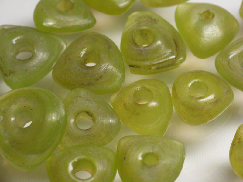 TOKO-BEADS AG039-25P Triangle bead (50pcs) 9.5~10.5mm AG039-25P トライアングルビーズ（50個パック） 9.5~10.5mm Asian bead & African bead  Handmade,Lampeork,bead,asia,india,ethnic,parts,accessory,beads とんぼ玉,ビーズ,トンボ玉,アジア,インド,エスニック,手作り,パーツ,アクセサリー