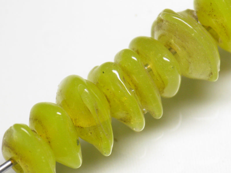 TOKO-BEADS AG039-26P Triangle bead (50pcs) 9~10.5mm AG039-26P トライアングルビーズ（50個パック） 9~10.5mm Asian bead & African bead  Handmade,Lampeork,bead,asia,india,ethnic,parts,accessory,beads とんぼ玉,ビーズ,トンボ玉,アジア,インド,エスニック,手作り,パーツ,アクセサリー