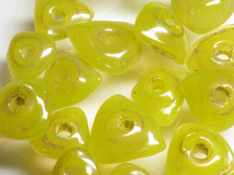 TOKO-BEADS AG039-26P Triangle bead (50pcs) 9~10.5mm AG039-26P トライアングルビーズ（50個パック） 9~10.5mm Asian bead & African bead  Handmade,Lampeork,bead,asia,india,ethnic,parts,accessory,beads とんぼ玉,ビーズ,トンボ玉,アジア,インド,エスニック,手作り,パーツ,アクセサリー