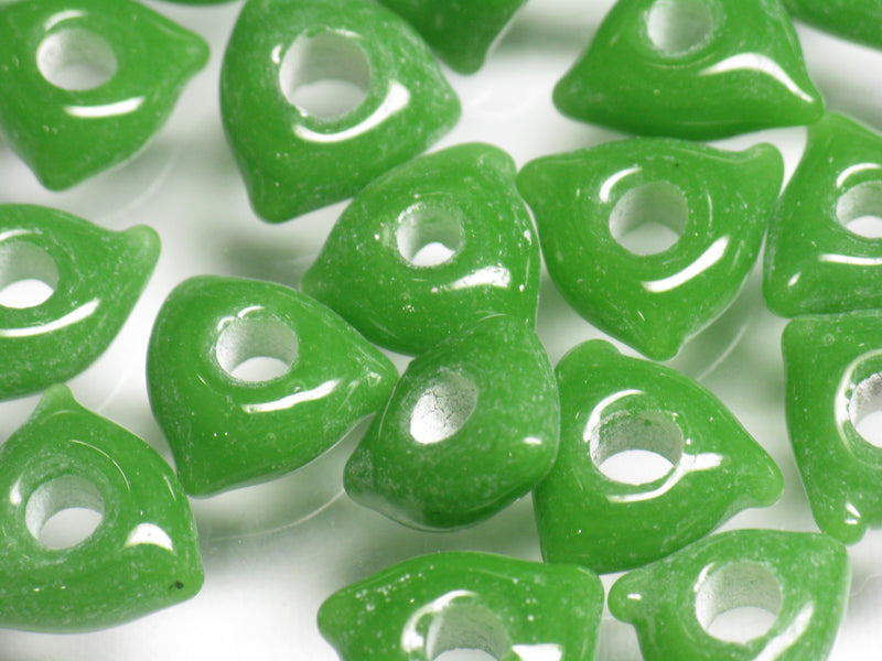 TOKO-BEADS AG039-28P Triangle bead (50pcs) 9~10.5mm AG039-28P トライアングルビーズ（50個パック） 9~10.5mm Asian bead & African bead  Handmade,Lampeork,bead,asia,india,ethnic,parts,accessory,beads とんぼ玉,ビーズ,トンボ玉,アジア,インド,エスニック,手作り,パーツ,アクセサリー