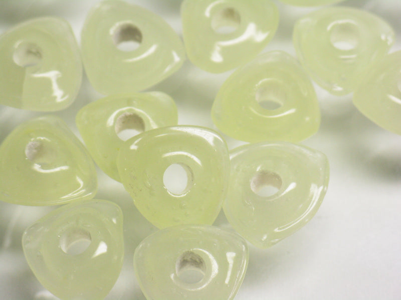 TOKO-BEADS AG039-31P Triangle bead (50pcs) 11~12mm AG039-31P トライアングルビーズ（50個パック） 11~12mm Asian bead & African bead  Handmade,Lampeork,bead,asia,india,ethnic,parts,accessory,beads とんぼ玉,ビーズ,トンボ玉,アジア,インド,エスニック,手作り,パーツ,アクセサリー