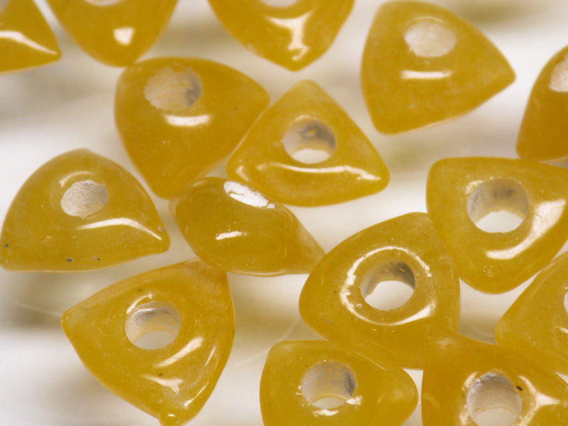 TOKO-BEADS AG039-35P Triangle bead (50pcs) 8.5~11mm AG039-35P トライアングルビーズ（50個パック） 8.5~11mm Asian bead & African bead  Handmade,Lampeork,bead,asia,india,ethnic,parts,accessory,beads とんぼ玉,ビーズ,トンボ玉,アジア,インド,エスニック,手作り,パーツ,アクセサリー