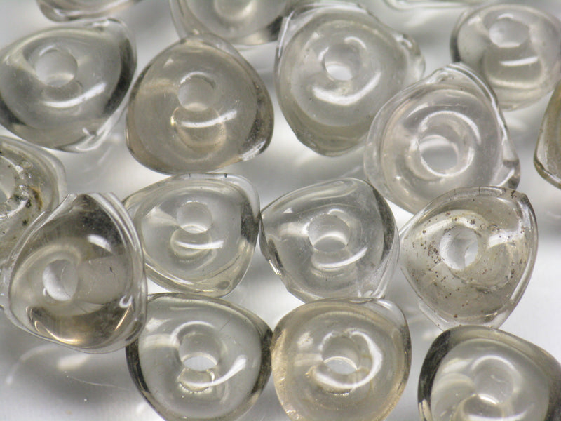 TOKO-BEADS AG039-60P Triangle bead (50pcs) 9.5~10.5mm AG039-60P トライアングルビーズ（50個パック） 9.5~10.5mm Asian bead & African bead  Handmade,Lampeork,bead,asia,india,ethnic,parts,accessory,beads とんぼ玉,ビーズ,トンボ玉,アジア,インド,エスニック,手作り,パーツ,アクセサリー