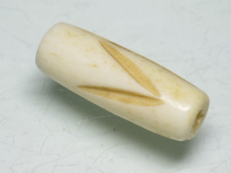 TOKO-BEADS CB134-22 Bone bead (Alphabet  V） 8~9mm CB134-22 ボーンビーズ（アルファベット V） 8~9mm Asian bead & African bead  Handmade,Lampeork,bead,asia,india,ethnic,parts,accessory,beads とんぼ玉,ビーズ,トンボ玉,アジア,インド,エスニック,手作り,パーツ,アクセサリー