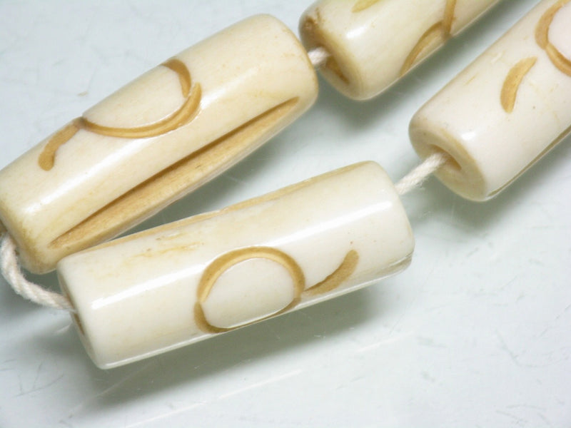 TOKO-BEADS CB134-17N Bone bead (Alphabet  Q)(Strand) 8~9mm CB134-17N ボーンビーズ（アルファベット Q)(連) 8~9mm Asian bead & African bead  Handmade,Lampeork,bead,asia,india,ethnic,parts,accessory,beads とんぼ玉,ビーズ,トンボ玉,アジア,インド,エスニック,手作り,パーツ,アクセサリー