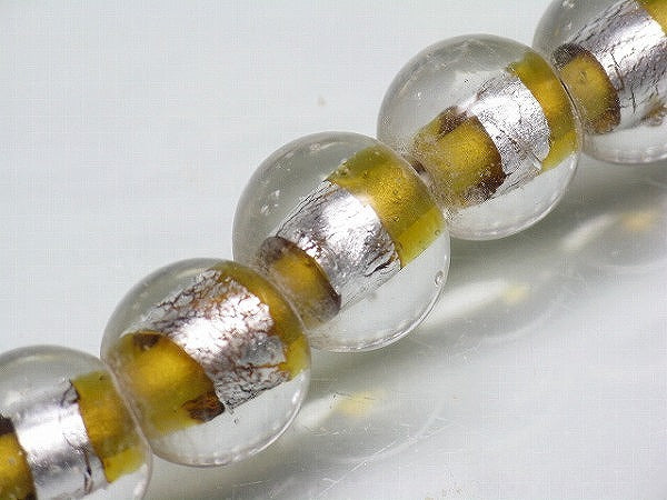 インドビーズ(インド製のガラスビーズ)のうち、シルバーフォイル型です。内部にシルバーフォイルを巻き付けた美しい光沢のビーズです (5620882342040)