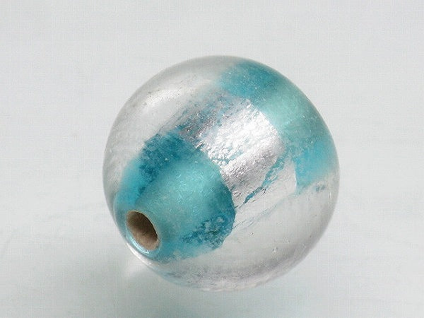 インドビーズ(インド製のガラスビーズ)のうち、シルバーフォイル型です。内部にシルバーフォイルを巻き付けた美しい光沢のビーズです (5620883488920)