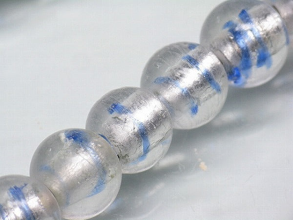 インドビーズ(インド製のガラスビーズ)のうち、シルバーフォイル型です。内部にシルバーフォイルを巻き付けた美しい光沢のビーズです (5620884701336)