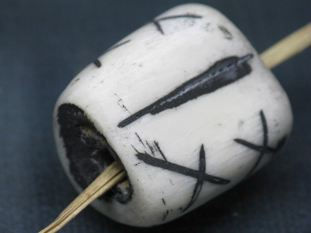 TOKO-BEADS EB055-12 Bone bead 25mm EB055-12 大粒ボーンビーズ 25mm Asian bead & African bead  Handmade,Lampeork,bead,asia,india,ethnic,parts,accessory,beads とんぼ玉,ビーズ,トンボ玉,アジア,インド,エスニック,手作り,パーツ,アクセサリー