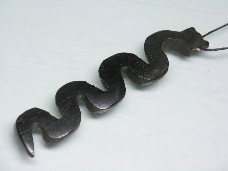 TOKO-BEADS EB208-05 Bone pendant  (Snake/Kenya) 78mm EB208-05 ボーンチャーム（ヘビ/ケニア） 78mm Asian bead & African bead  Handmade,Lampeork,bead,asia,india,ethnic,parts,accessory,beads とんぼ玉,ビーズ,トンボ玉,アジア,インド,エスニック,手作り,パーツ,アクセサリー