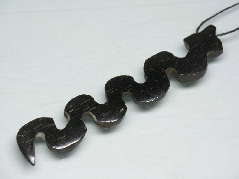 TOKO-BEADS EB208-06 Bone pendant  (Snake/Kenya) 82mm EB208-06 ボーンチャーム（ヘビ/ケニア） 82mm Asian bead & African bead  Handmade,Lampeork,bead,asia,india,ethnic,parts,accessory,beads とんぼ玉,ビーズ,トンボ玉,アジア,インド,エスニック,手作り,パーツ,アクセサリー