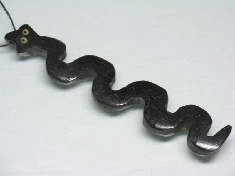 TOKO-BEADS EB208-07 Bone pendant  (Snake/Kenya) 86mm EB208-07 ボーンチャーム（ヘビ/ケニア） 86mm Asian bead & African bead  Handmade,Lampeork,bead,asia,india,ethnic,parts,accessory,beads とんぼ玉,ビーズ,トンボ玉,アジア,インド,エスニック,手作り,パーツ,アクセサリー