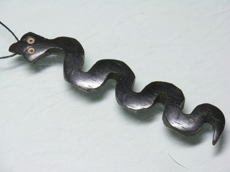 TOKO-BEADS EB209-03 Bone pendant  (Snake/Kenya) 74mm EB209-03 ボーンチャーム（ヘビ/ケニア） 74mm Asian bead & African bead  Handmade,Lampeork,bead,asia,india,ethnic,parts,accessory,beads とんぼ玉,ビーズ,トンボ玉,アジア,インド,エスニック,手作り,パーツ,アクセサリー