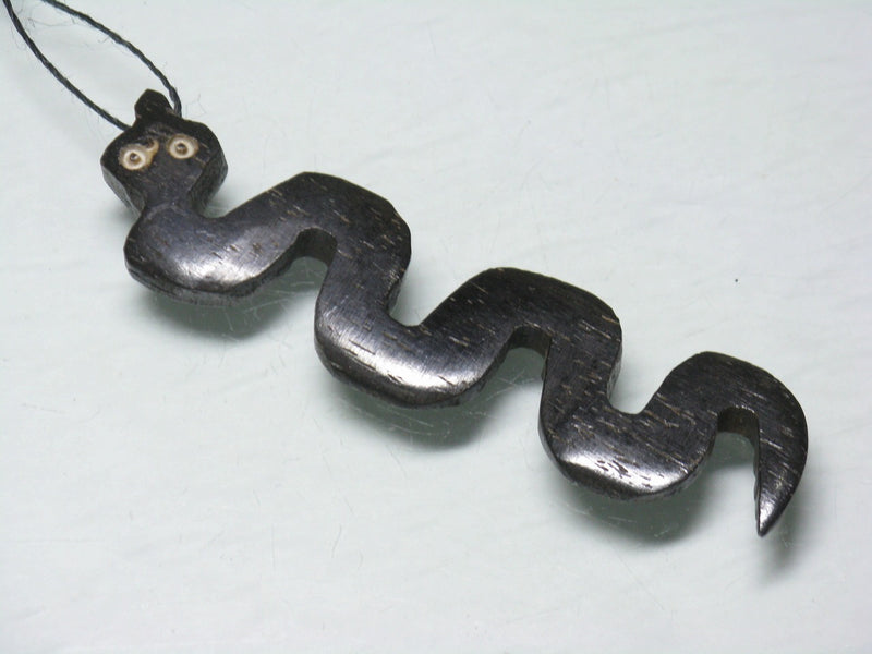 TOKO-BEADS EB209-05 Bone pendant  (Snake/Kenya) 69mm EB209-05 ボーンチャーム（ヘビ/ケニア） 69mm Asian bead & African bead  Handmade,Lampeork,bead,asia,india,ethnic,parts,accessory,beads とんぼ玉,ビーズ,トンボ玉,アジア,インド,エスニック,手作り,パーツ,アクセサリー