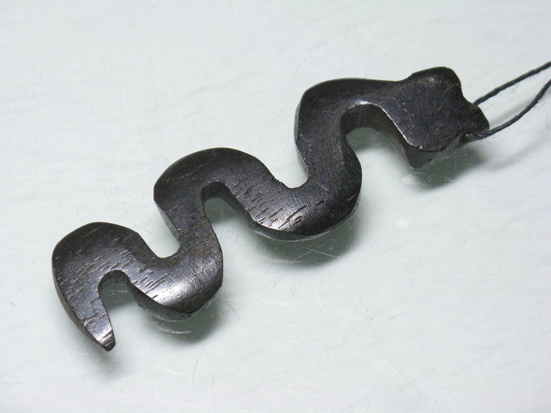 TOKO-BEADS EB210-01 Bone pendant  (Snake/Kenya) 58mm EB210-01 ボーンチャーム（ヘビ/ケニア） 58mm Asian bead & African bead  Handmade,Lampeork,bead,asia,india,ethnic,parts,accessory,beads とんぼ玉,ビーズ,トンボ玉,アジア,インド,エスニック,手作り,パーツ,アクセサリー