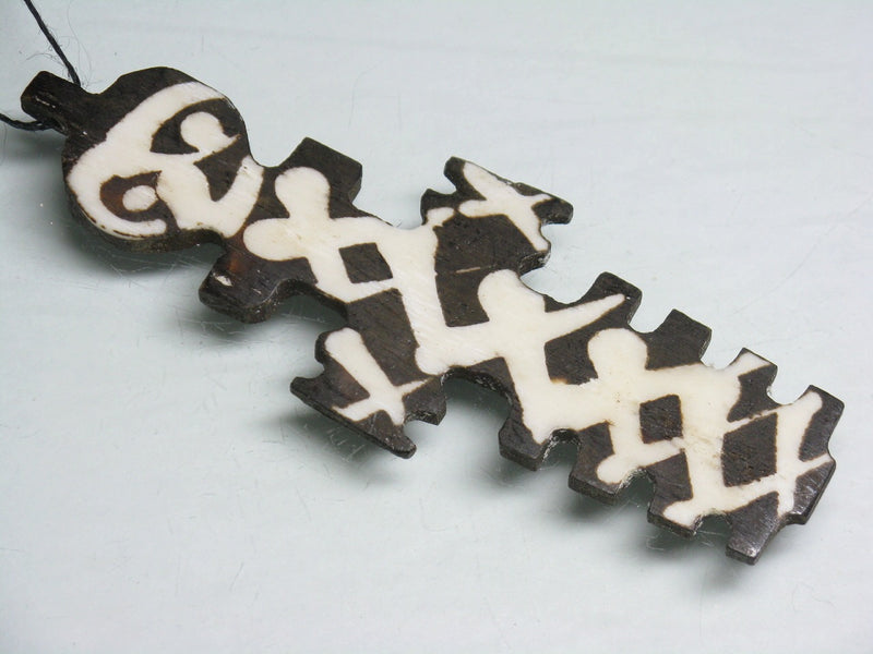 TOKO-BEADS EB215-01 Bone pendant  (Cross/Kenya) 87mm EB215-01 ボーンチャーム（クロス/ケニア） 87mm Asian bead & African bead  Handmade,Lampeork,bead,asia,india,ethnic,parts,accessory,beads とんぼ玉,ビーズ,トンボ玉,アジア,インド,エスニック,手作り,パーツ,アクセサリー